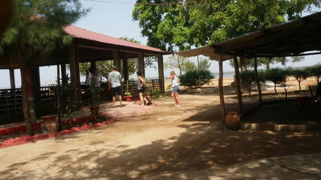 Tendaba Camp Bagian luar foto